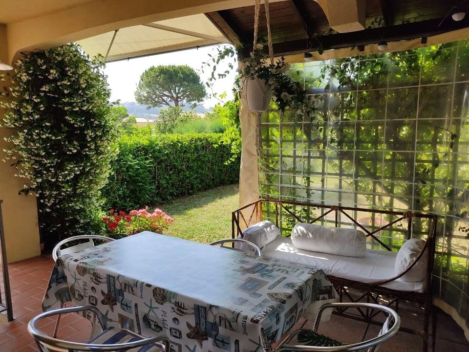 2^ porticato esterno attrezzato con tavolo e divano esterno