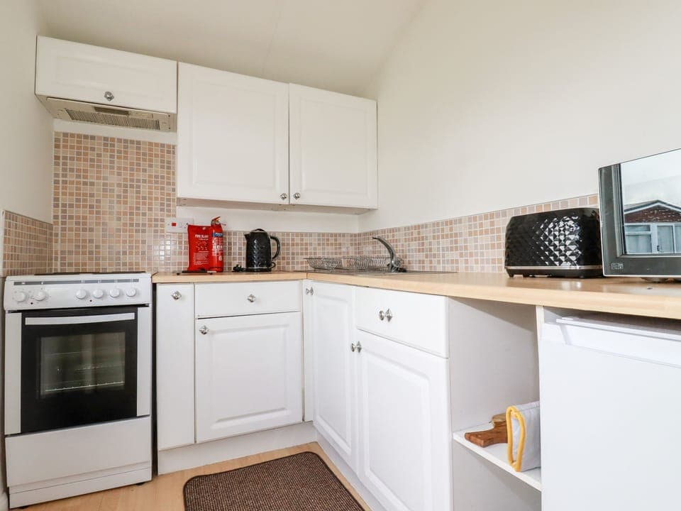 Cottage | Private kitchen | Fridge, electric kettle, toaster, cookware/dishes/utensils