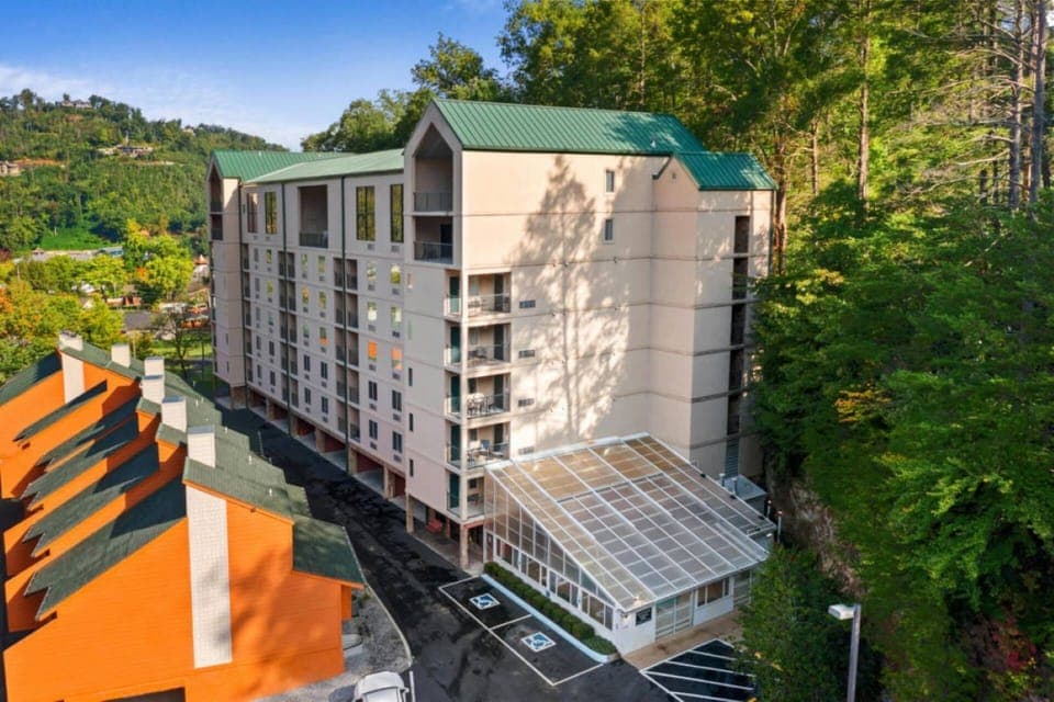 Welcome to Gatlinburg Towers located 0.5 of a mile to the parkway!