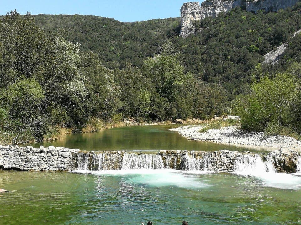 vue sur les monts d'Ardèche du gîte familial, gîte familial convivial et de regroupement d'amis en ardèche rhone alpes pde 16 à 24 personnes.