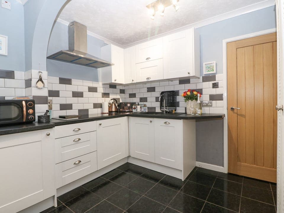 Cottage | Private kitchen | Fridge, dishwasher, electric kettle, toaster