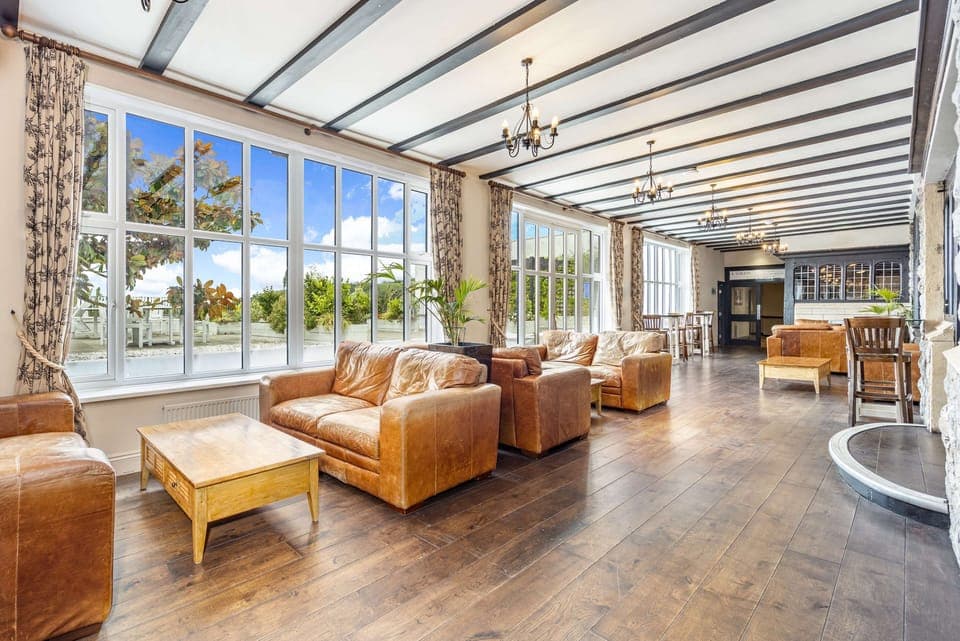 Serves lunch and dinner