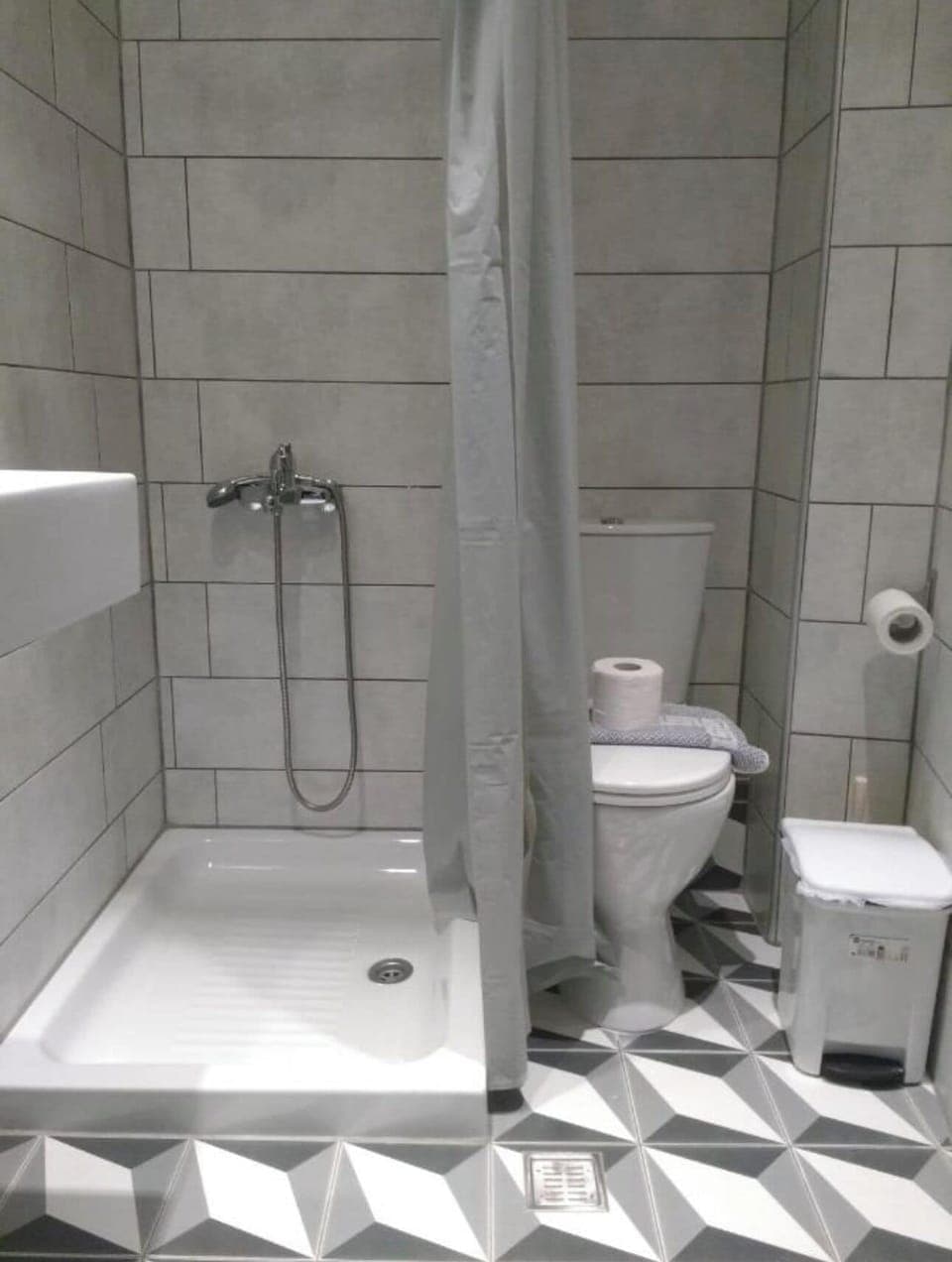 Standard Triple Room | Bathroom | Shower, hair dryer, towels, soap