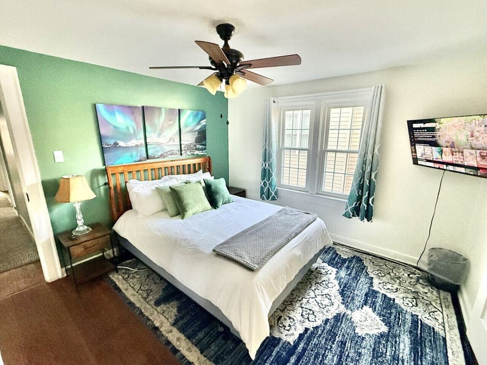 Master Bedroom- Queen bed- Smart TV-Large walk  in closet