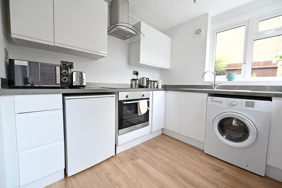 Fully equipped kitchen with fridge, hob, oven, washing machine. 