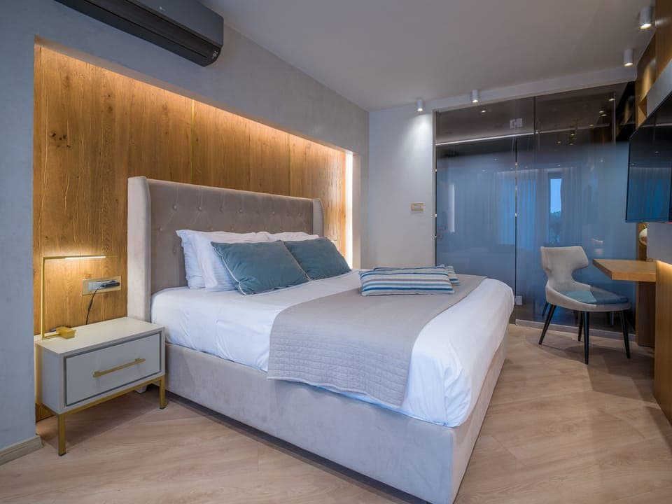 Executive One-Bedroom Suite SV | Premium bedding, minibar, in-room safe, soundproofing