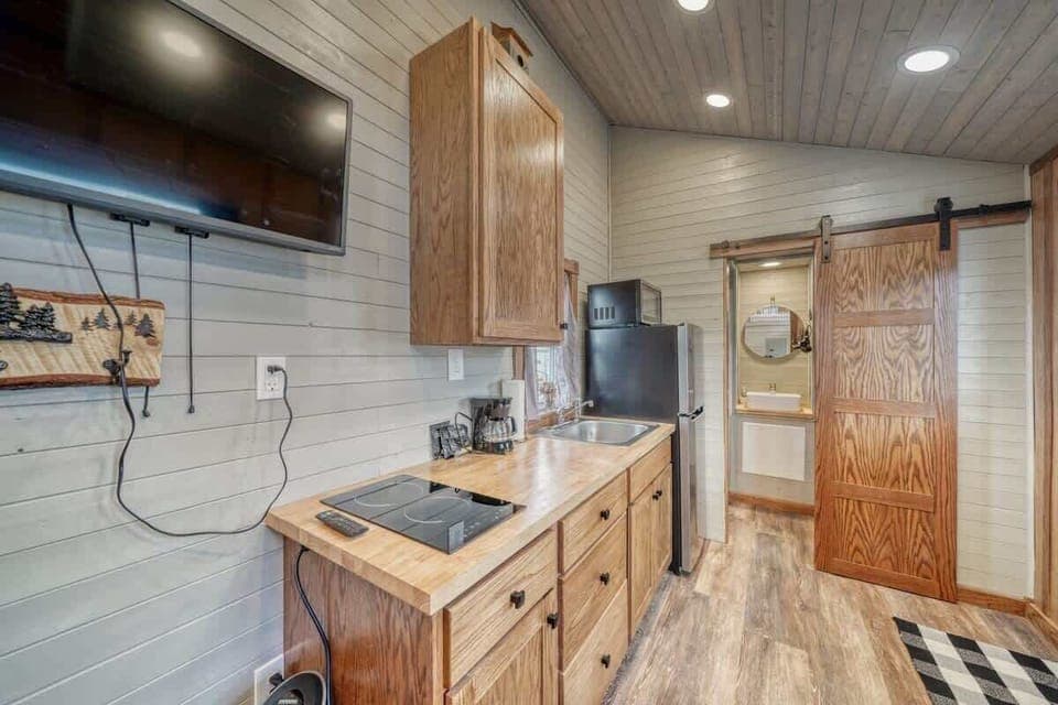 TV, Fridge, Microwave, Coffee Maker, Stovetop

