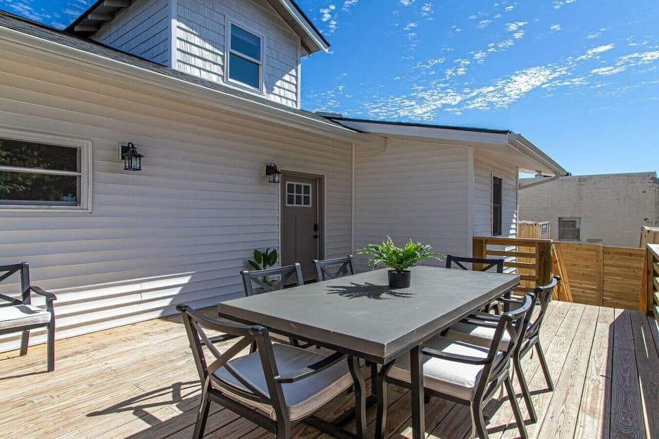 Patio: Spacious outdoor dining area, perfect for al fresco meals under sunny skies!