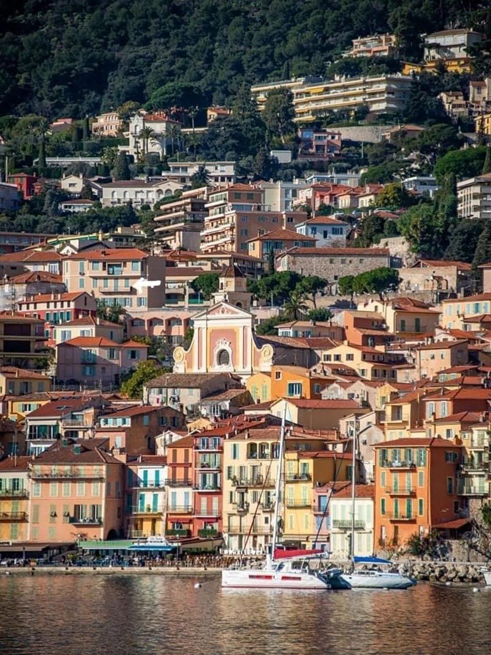 The white arrow shows where the apartment is located