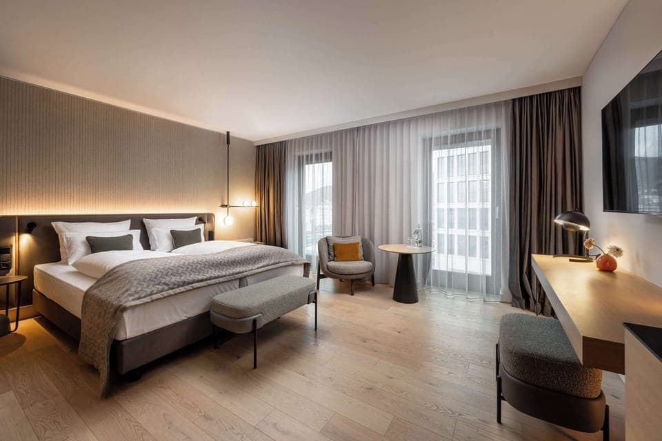 Deluxe Room | Hypo-allergenic bedding, in-room safe, desk, laptop workspace