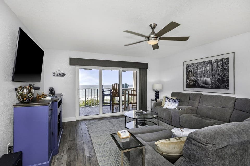 Spacious living room directly on Gulf
