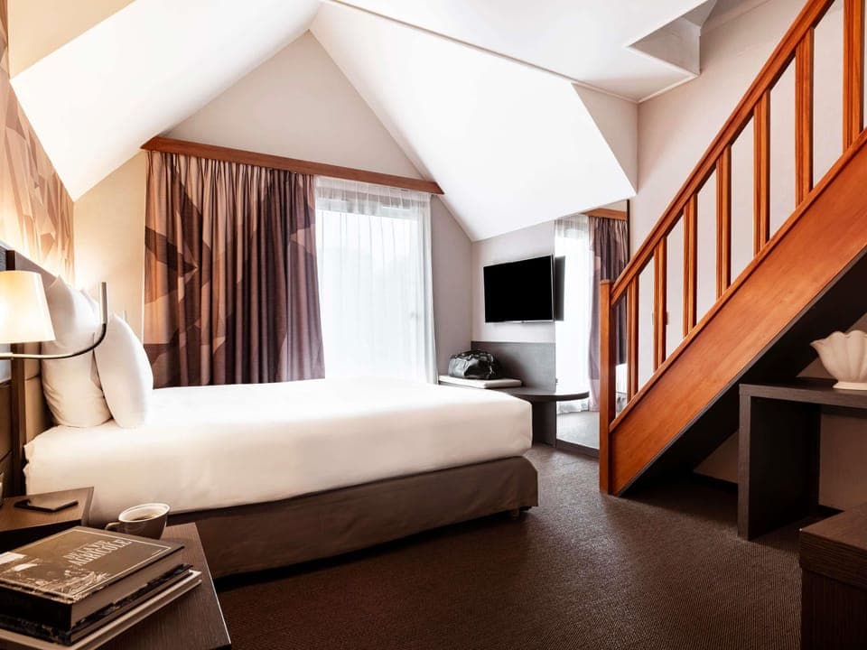 Desk, soundproofing, iron/ironing board, free WiFi