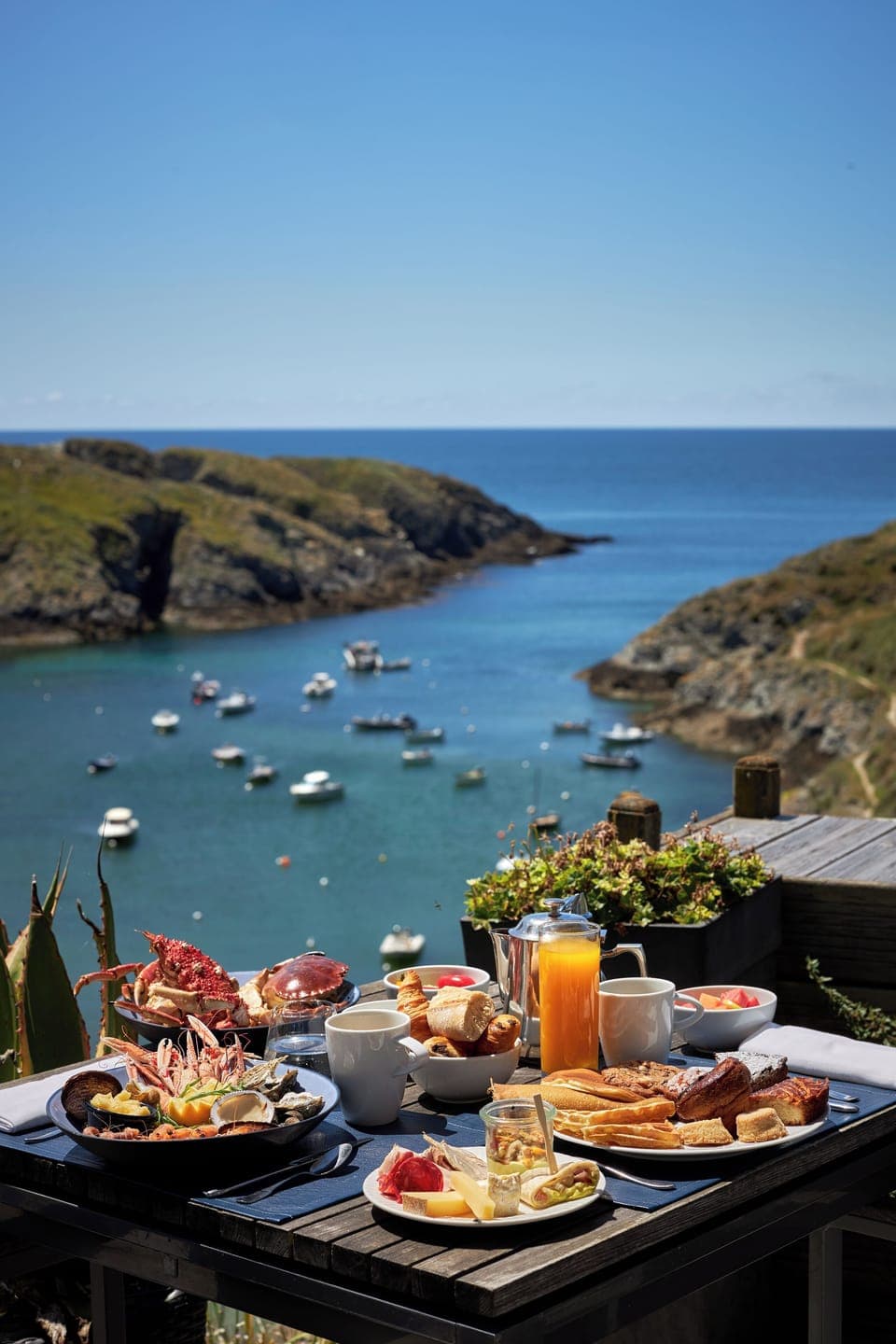 Daily buffet breakfast (EUR 29 per person)