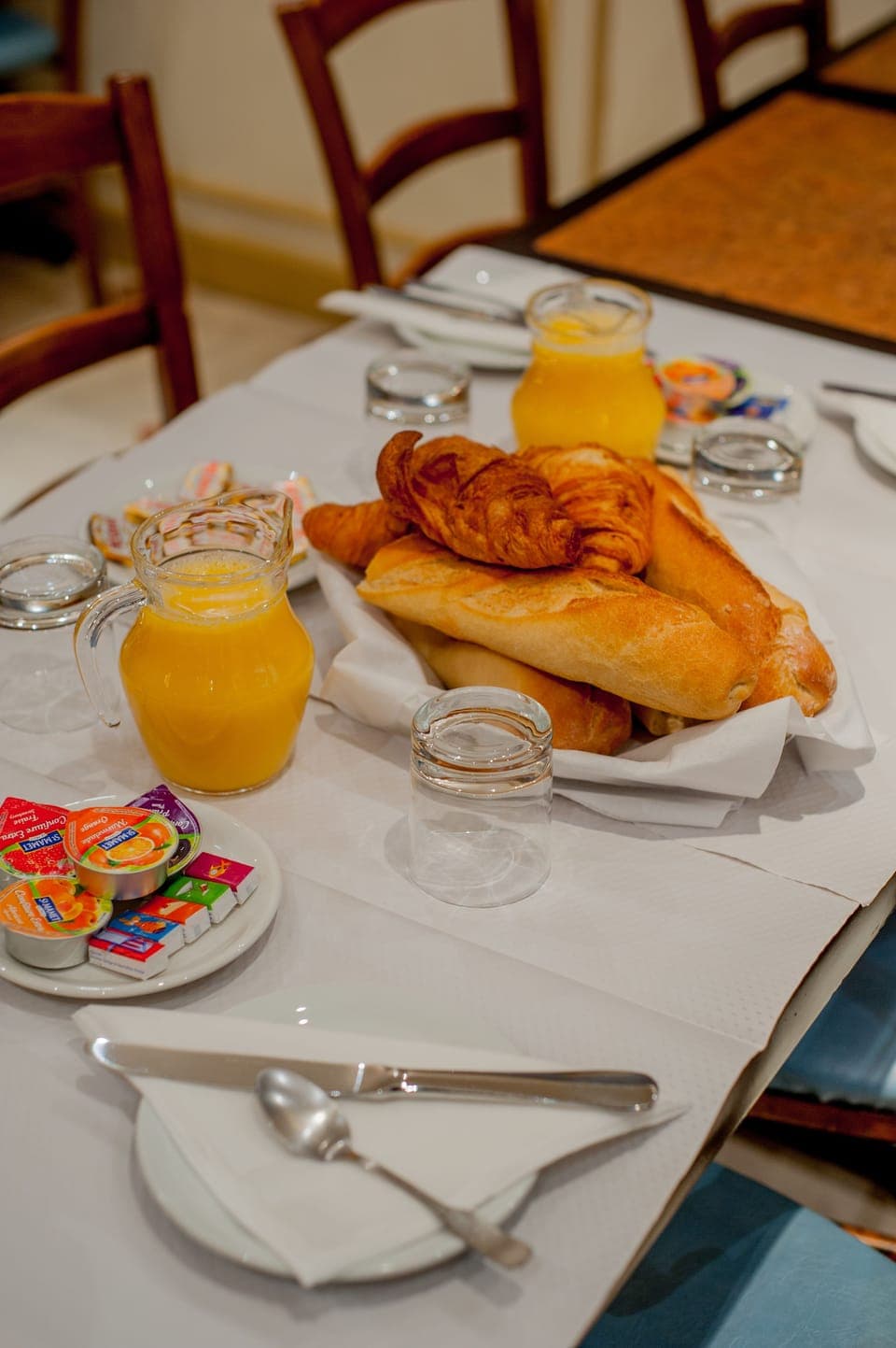 Daily continental breakfast (EUR 7 per person)
