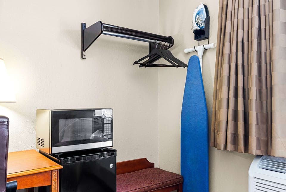 Standard Room, 1 Queen Bed | Desk, iron/ironing board, free cribs/infant beds, rollaway beds