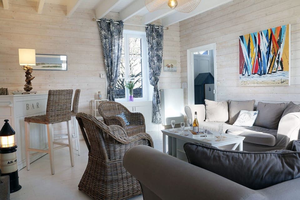 Very cosy living room with fireplace and direct access to the garden