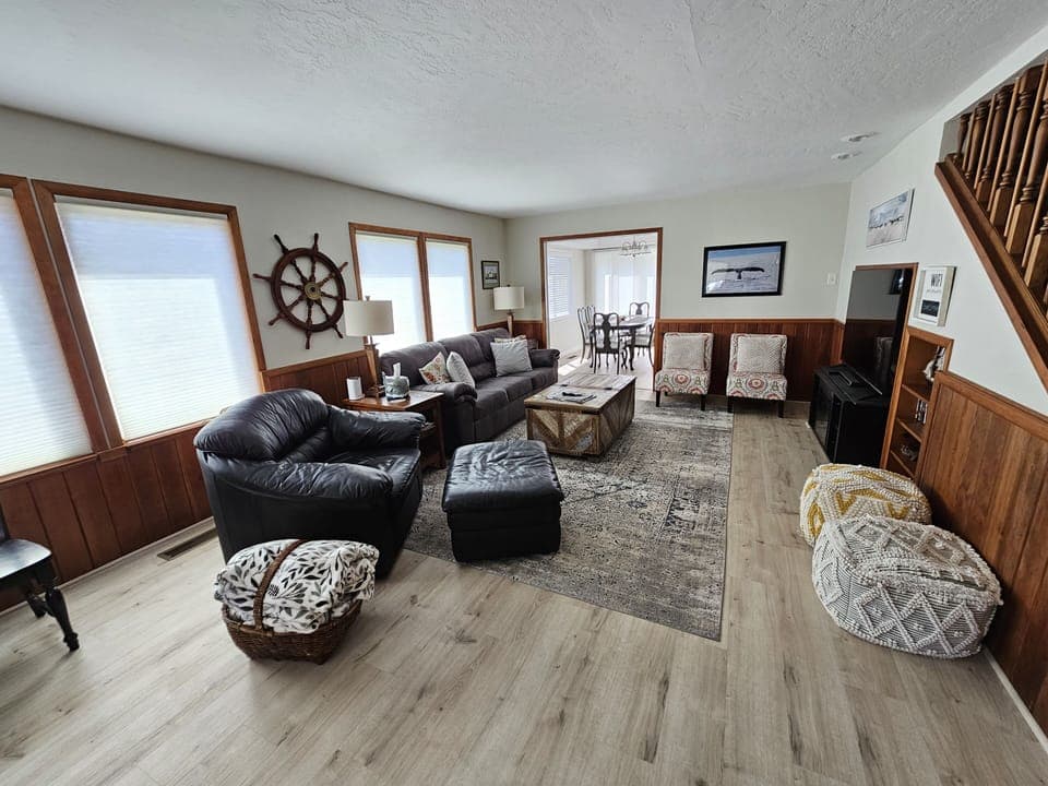 Prepare to relax in this spacious living room, play games or enjoy 65" Smart TV