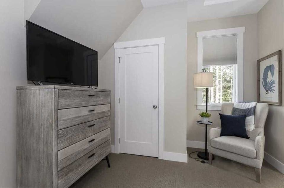 Upper level primary bedroom