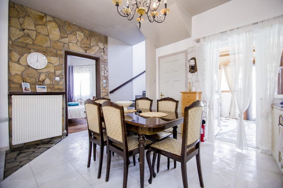 Spacious dinning area