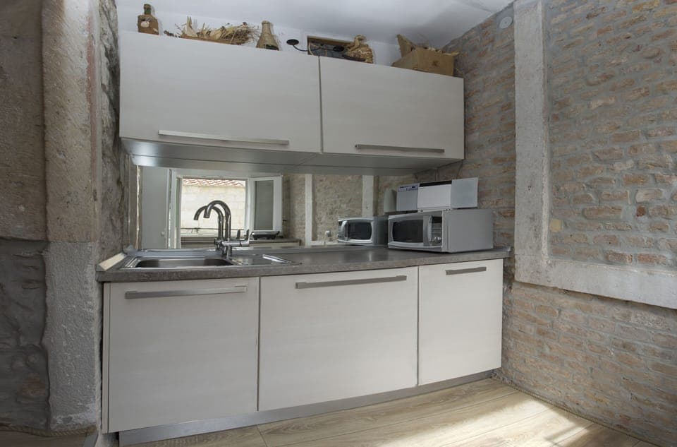Kitchen with dishwasher and washing machine,