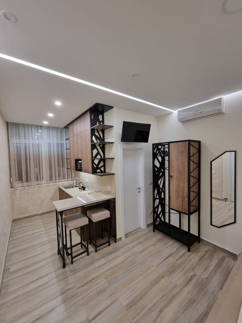 Deluxe Room, Multiple Beds | In-room dining