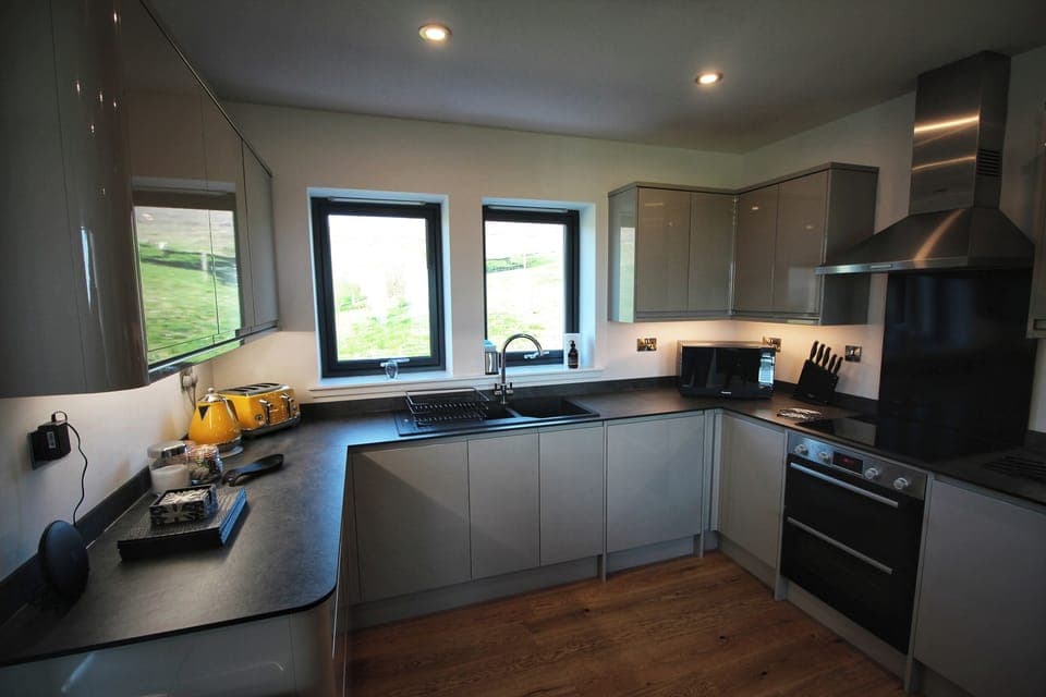 Cottage | Private kitchen | Fridge, dishwasher, electric kettle, cookware/dishes/utensils