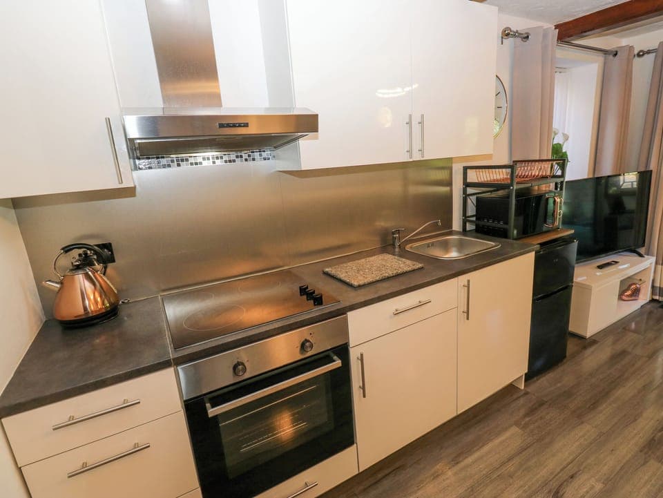 Cottage | Private kitchen | Fridge, electric kettle, toaster, cookware/dishes/utensils