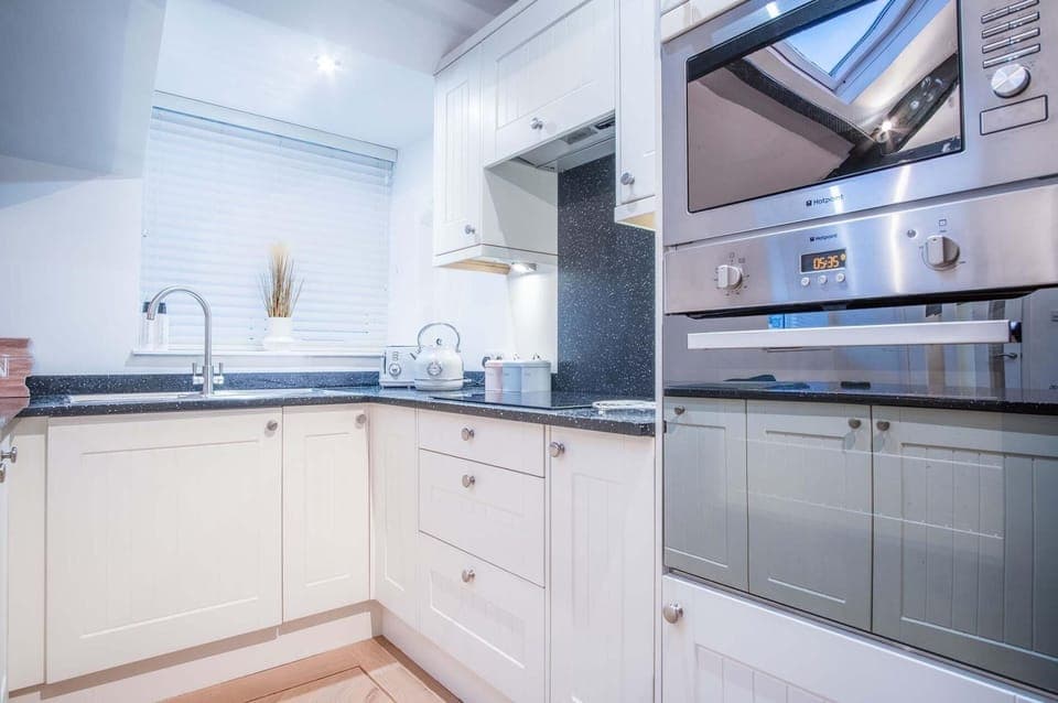 Penthouse At The Mews - 2 Bed Pet Friendly Apartment - Tenby (22835)