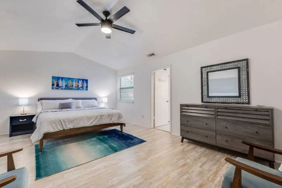 Second floor bedroom, king bed