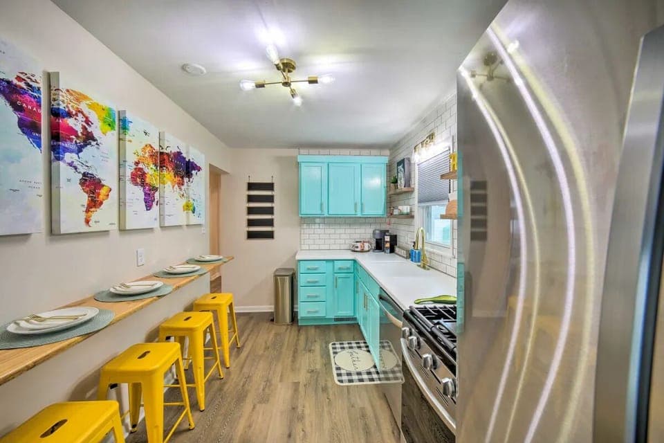 Brand new eat in kitchen w/stainless steel appliances, coffee, tea and cookware!