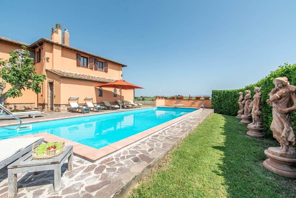 Villa Serena between Castiglione del Lago in Umbria and Chiusi in Tuscany