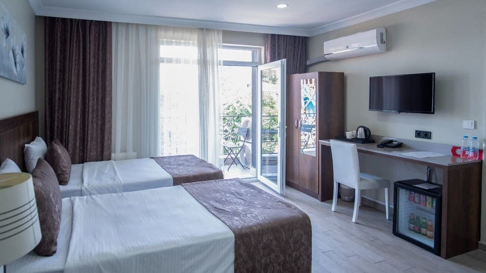 Twin Room, Balcony | Free minibar items, in-room safe, desk, laptop workspace