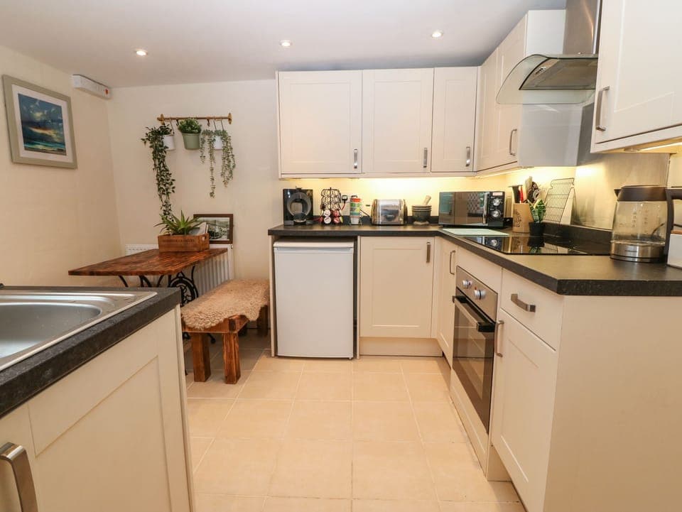 Cottage | Private kitchen | Fridge, electric kettle, toaster, cookware/dishes/utensils