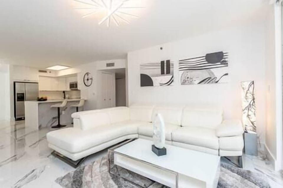 Living Room, leather sofa, Smart Tv 75" (4)