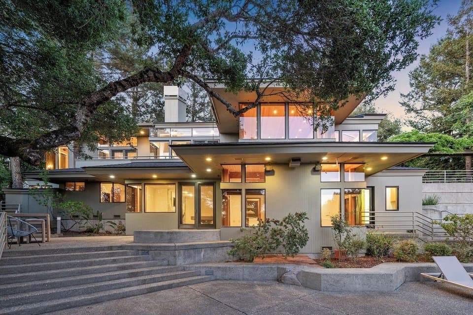 5 bedroom home with a heated saltwater pool, hot tub, 6 pool loungers, outdoor sectional couch, outdoor dining table, and an outdoor bar area.