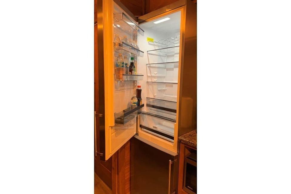 Slim refrigerator 