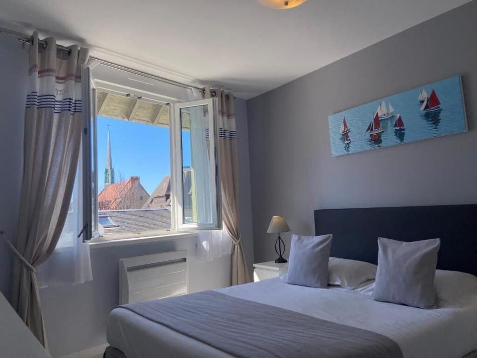 Minibar, in-room safe, laptop workspace, travel crib