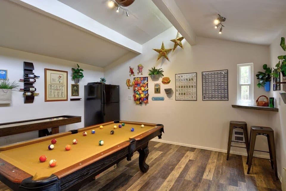Pool table 