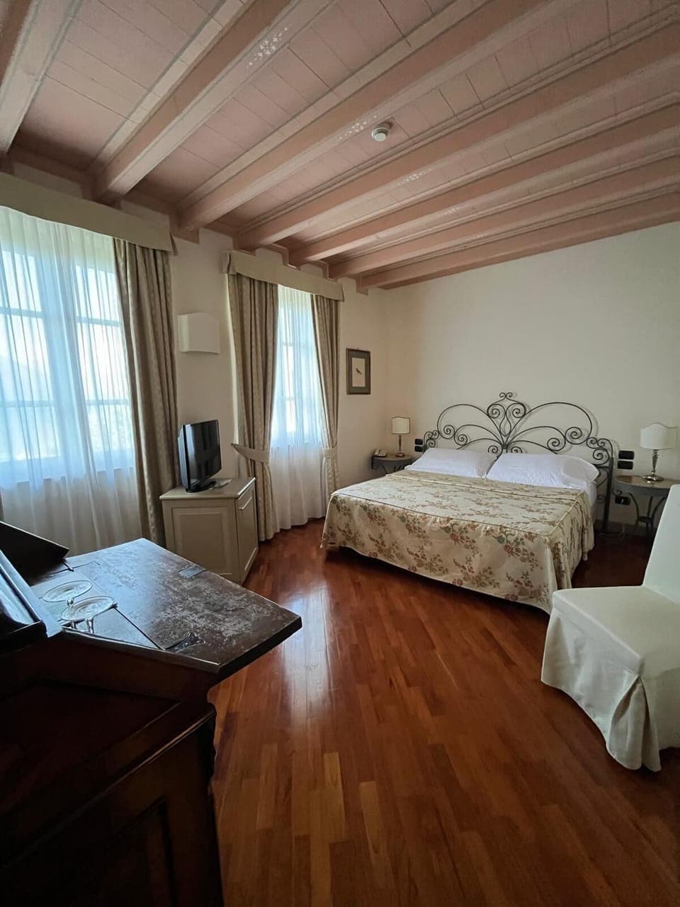 Deluxe Double or Twin Room, Lake View | Minibar, in-room safe, free WiFi, bed sheets