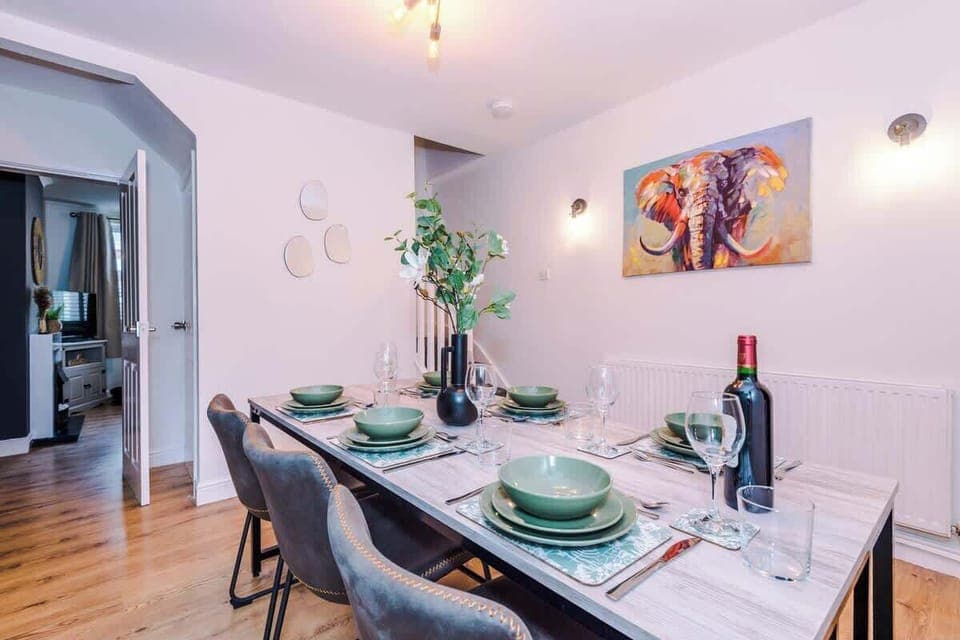 The spacious dining room has space to seat up to 6 people comfortably and is the perfect space to sit down with family and friends for an evening meal or catch up on emails if you are working remotely.