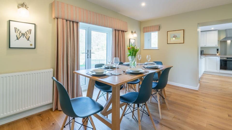 Dining Area to Kitchen, Quarry Lodge, Bolthole Retreats
