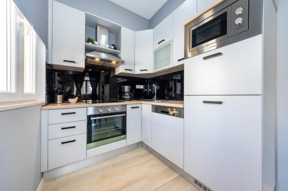 Superior Apartment, 2 Bedrooms, Balcony, Sea View | Private kitchen | Full-size fridge, microwave, oven, stovetop