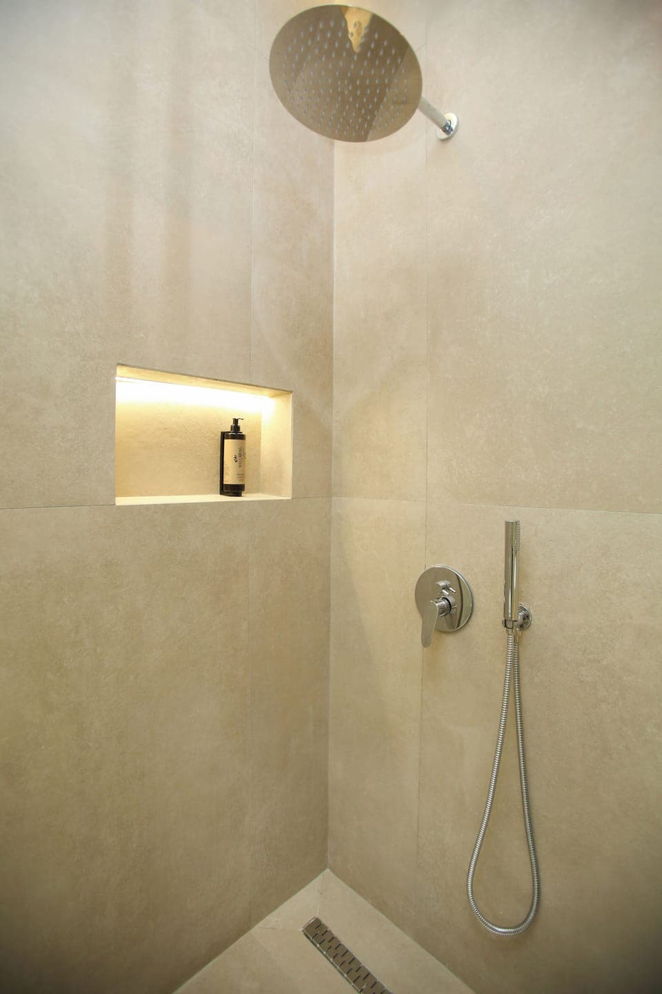 Deluxe Quadruple Room | Bathroom | Shower, rainfall showerhead, hair dryer, bidet