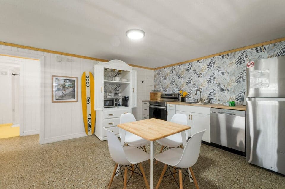 Eat-in Kitchen