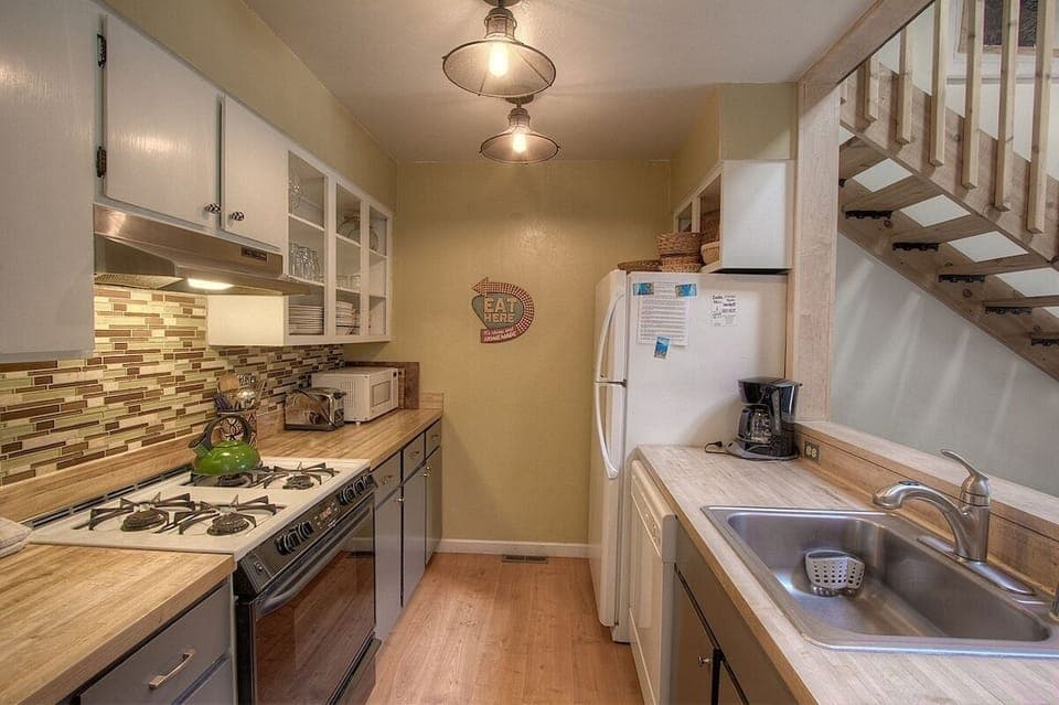 Condo, 3 Bedrooms | Private kitchen | Fridge, coffee/tea maker, toaster