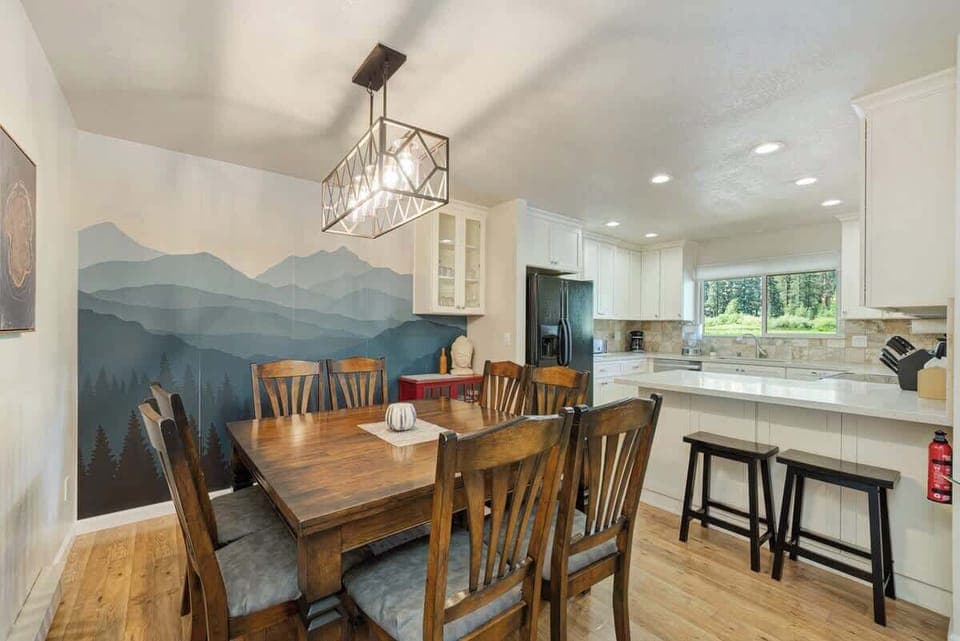 Open concept town home beautifully furnished