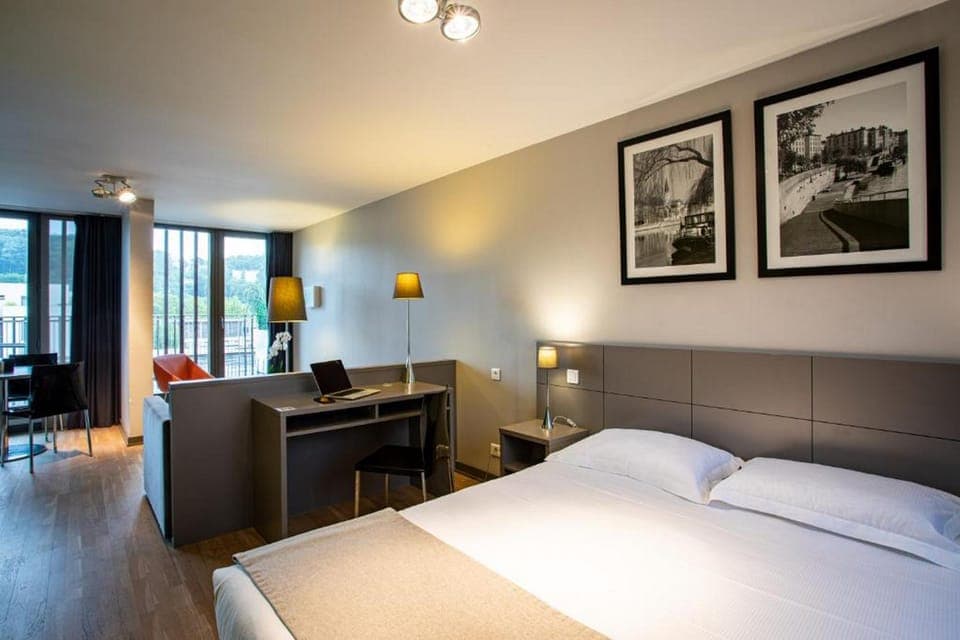 Enjoy your stay in our modern 21 m2 double room in Lyon.