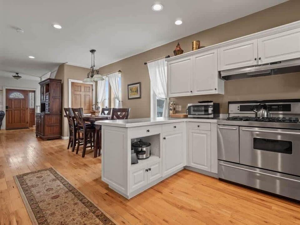 【Kitchen Bar】 Breakfast bar handles quick mornings before a trailhead start.
