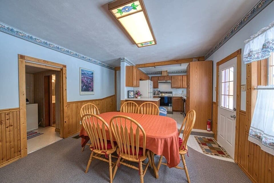 【Dining Table】 Seats 6; cook dinner for 5 instead of a restaurant wait.