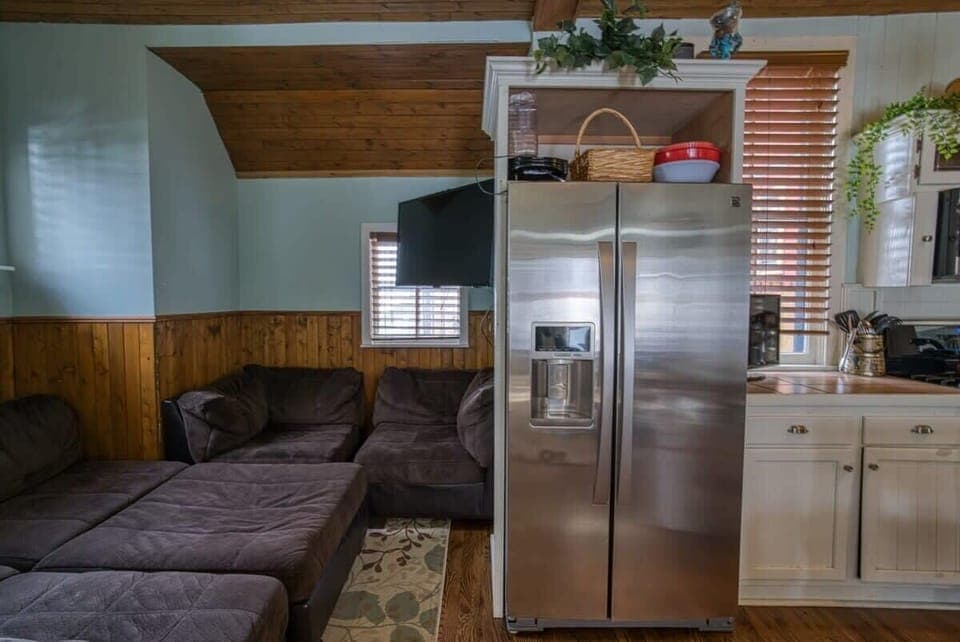 【Kitchen】Counter prep space, full appliances, breakfast bar — built for two cooks at once.